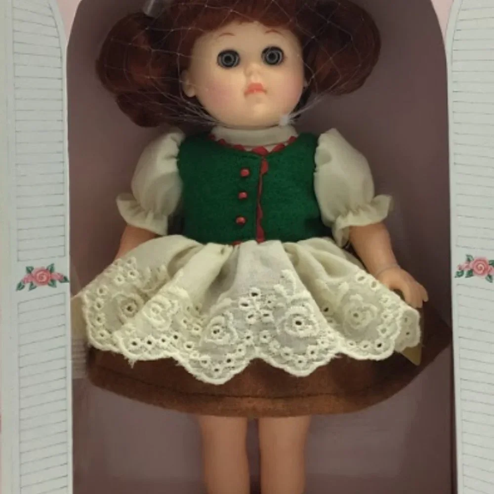Ginny Vogue Beautiful Gretel 1984 Dakin Collectible Ornamental Character Display - Picture 11 of 12